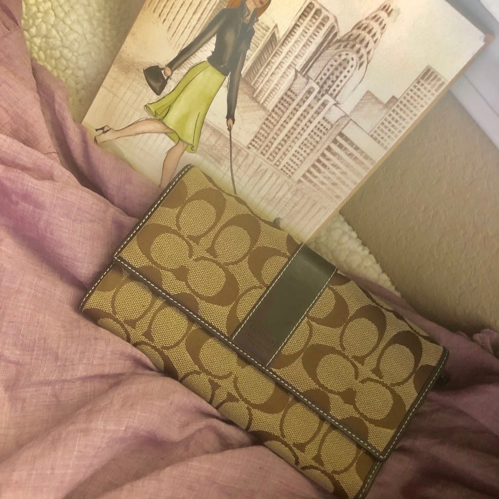 Coach Wallet - GREAT CONDITION